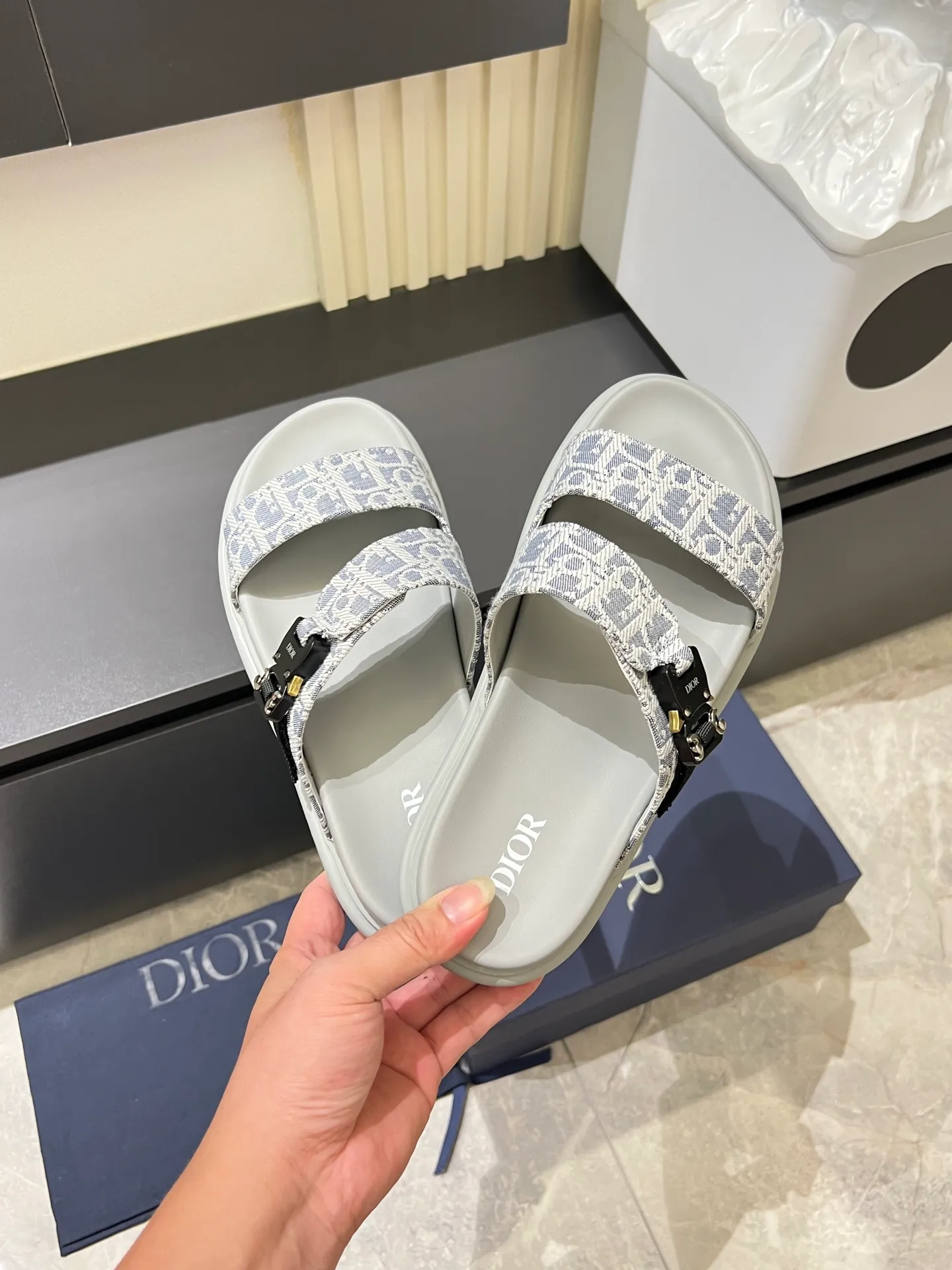Men's Men's Shoes 💰p320 Dio* Men's Sandals Slippers. Showcasing Dior haute couture design. The Dior gray suede strap is accented with an aluminum Dior buckle for added style. Paired with a comfortable tonal notch sole, they pair easily with shorts or jeans for a sophisticated look. Main body: suede cow leather, technical fabric lining: cow leather, with adjustable straps, aluminum Dior buckle, Dior gray EVA insole, tonal notched rubber outsole splicing structure, size: 38-44 (customized at 45.46)